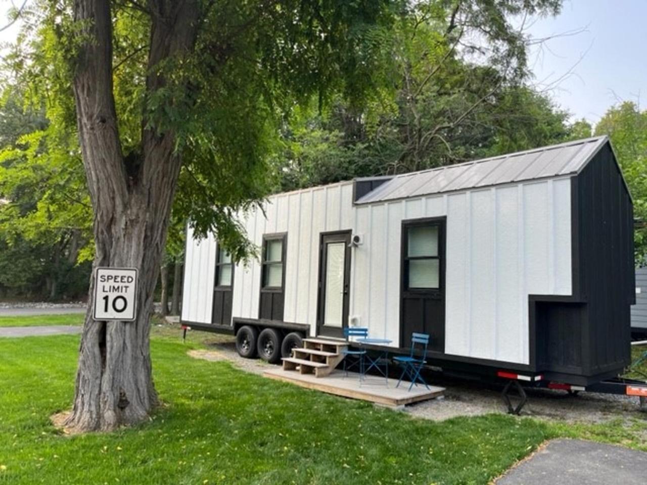 The Endeavor Tiny Home! Elizabethtown Exterior photo